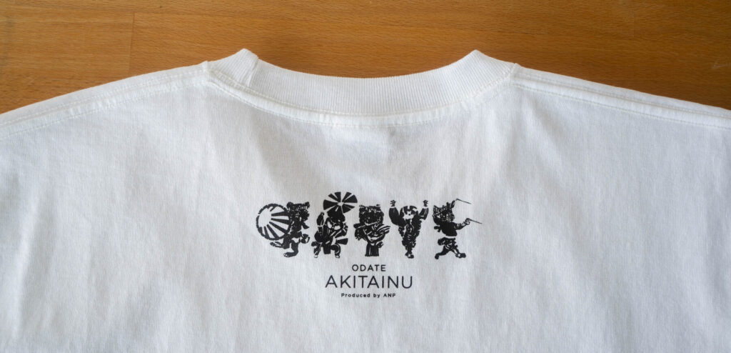 踊る秋田犬Tシャツ画像