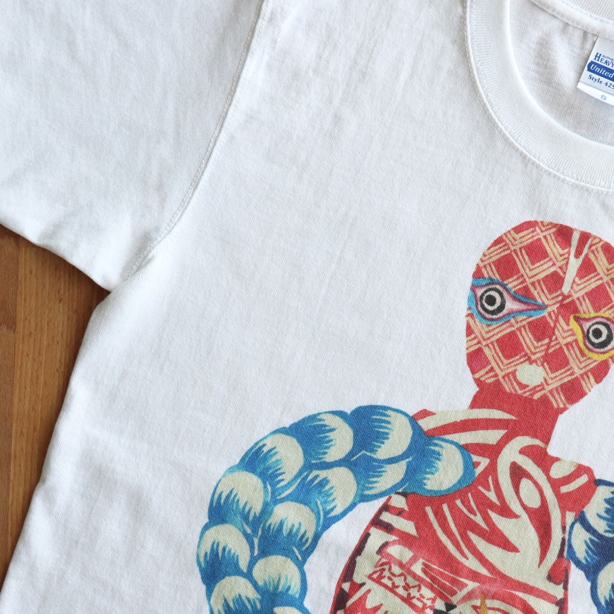 秋田人形道祖神 TシャツTYPE.B 生地紹介