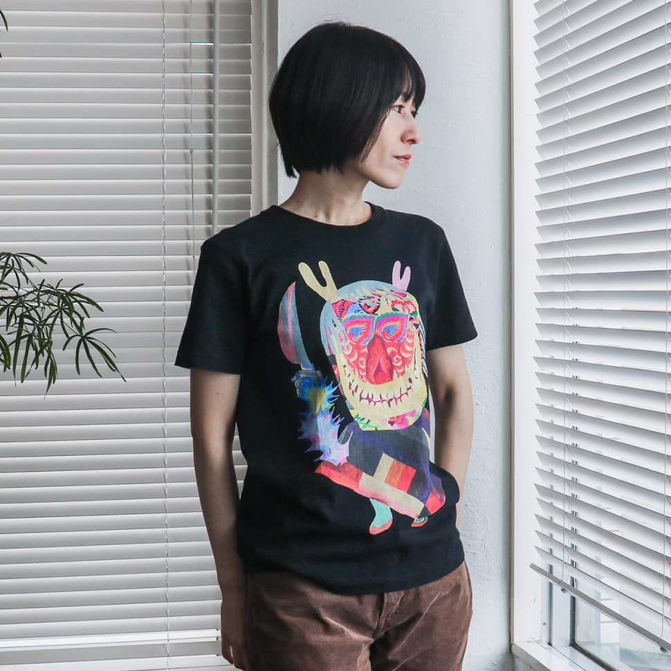 秋田人形道祖神 ナマハゲTシャツ ブラック Sサイズ パンツスタイル(斜め)の着用写真