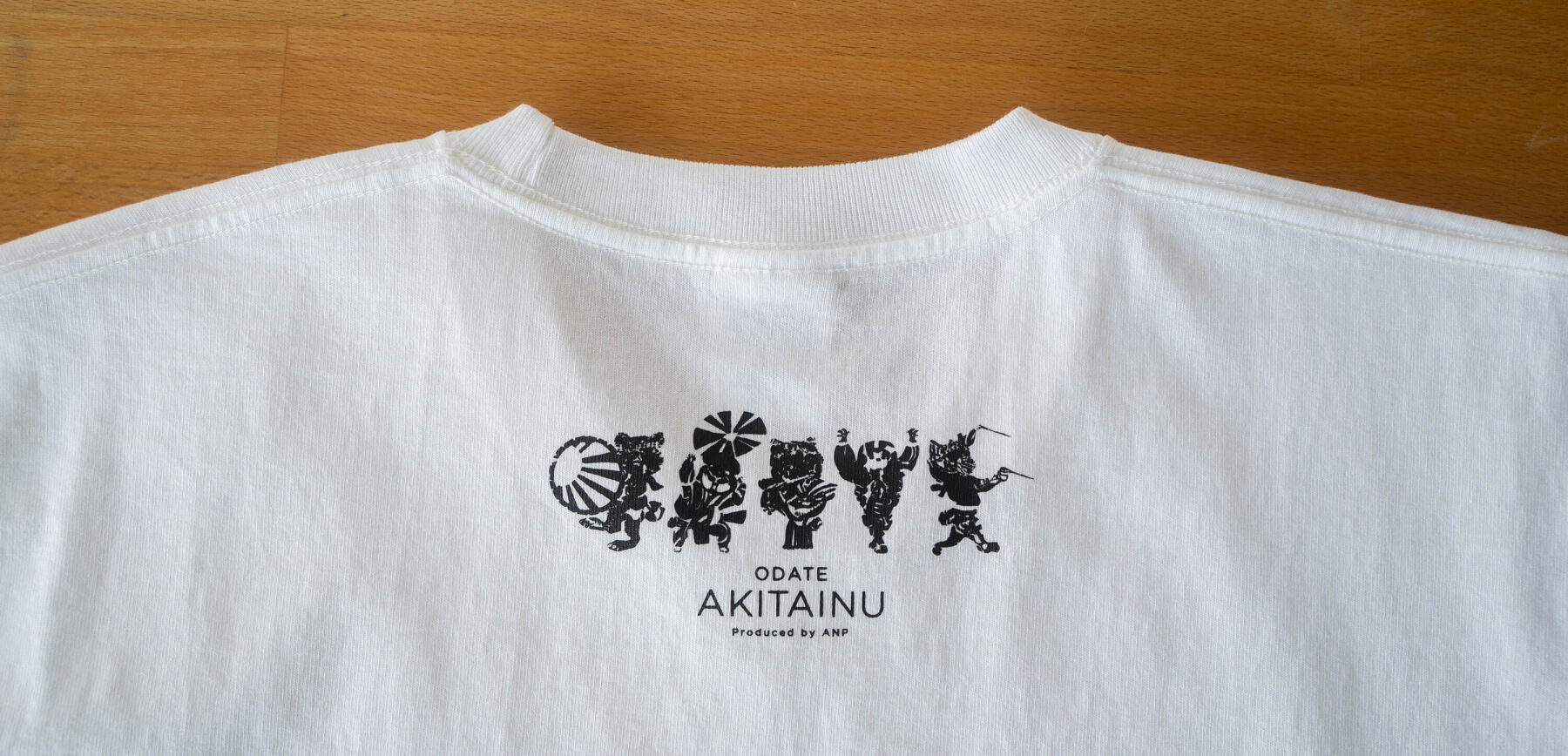 踊る秋田犬Tシャツ画像